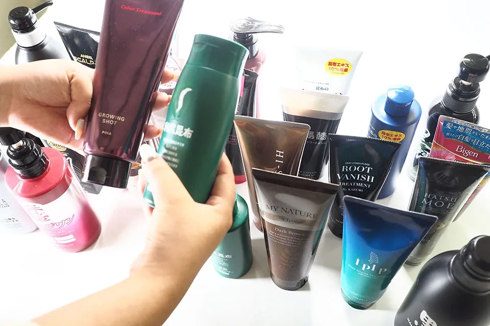 白髪染めトリートメントを比較しているシーン