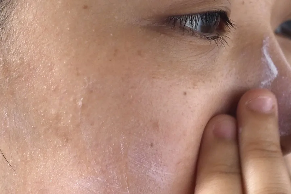 額や鼻などに伸ばしていきます