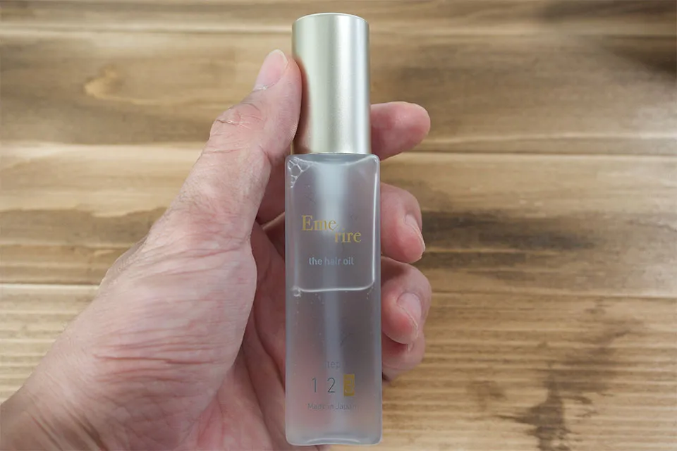 エメリルヘアオイルを手に持った画像