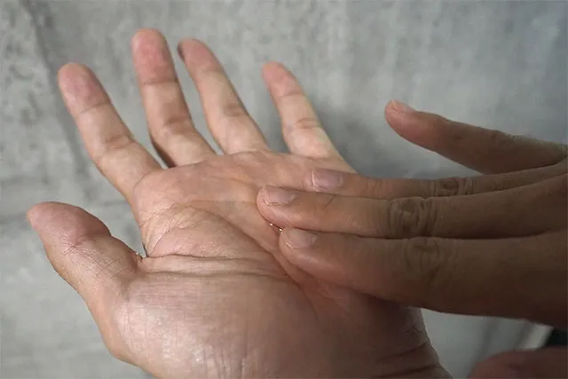 ヘアオイルを手のひらに取る画像