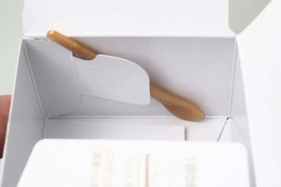 コラリッチEXブライトニングリフトジェルに同梱されているスパチュラ