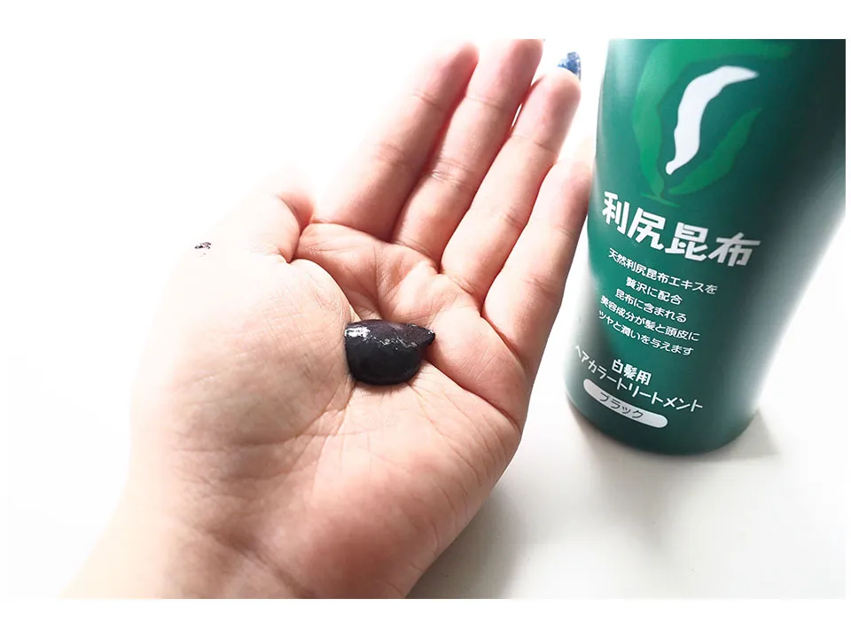 利尻ヘアカラートリートメントを手に出している画像