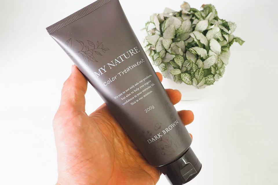 マイナチュレを手に持っているシーン