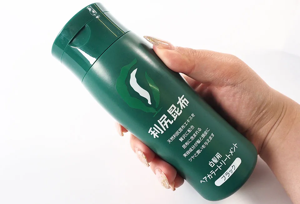 利尻カラートリートメントを手に持っている写真