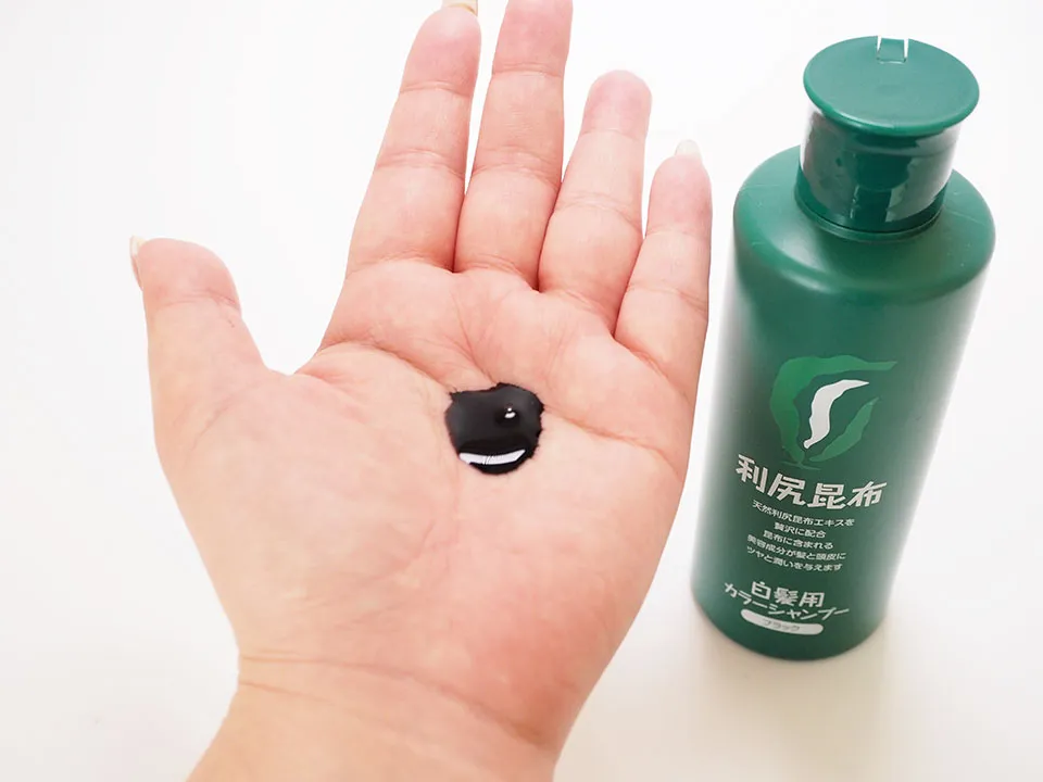 利尻シャンプーブラックを手に出している写真