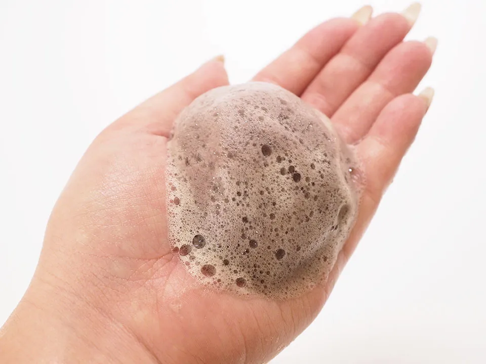 利尻カラーシャンプーブラックの泡を手に出している写真