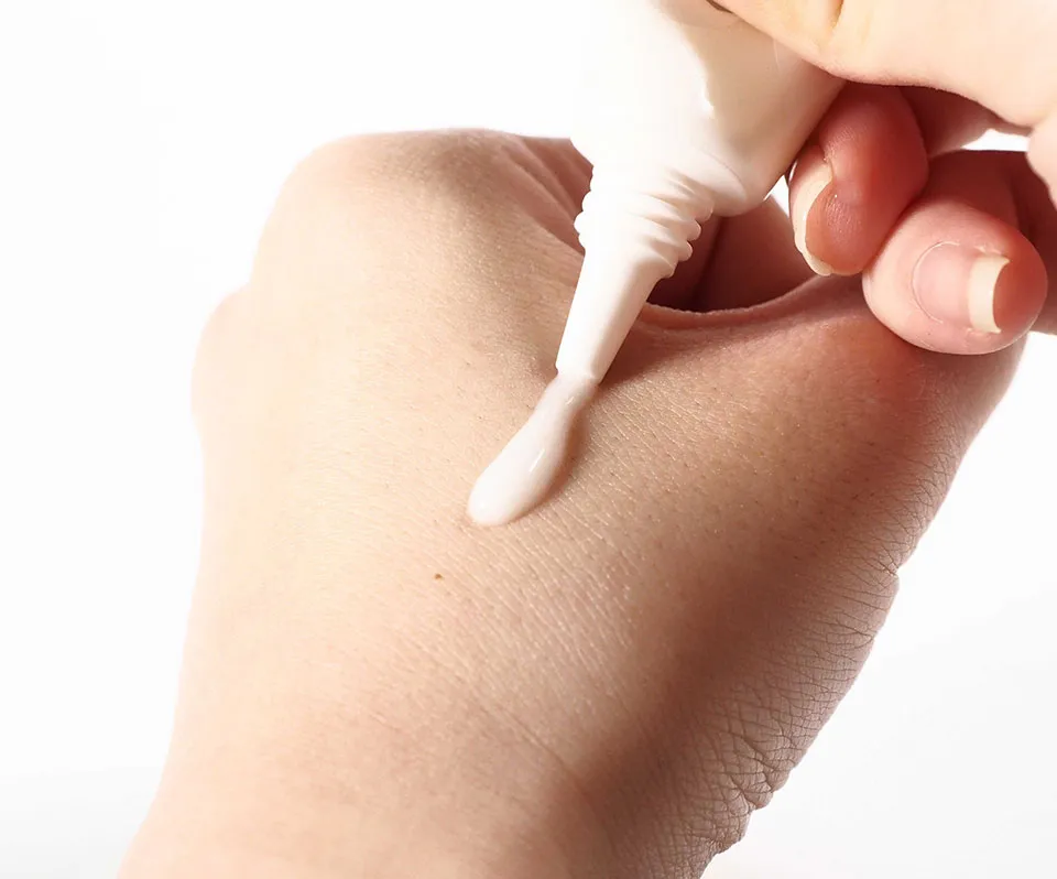 草花木果美容液使用写真