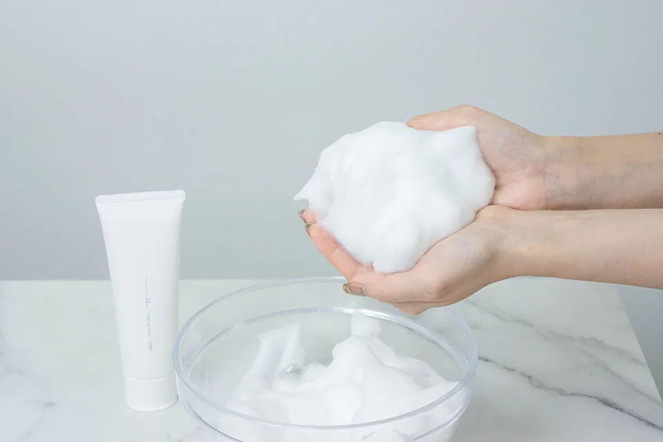 オルビスユー ドットフォーミングウォッシュを手に出している画像