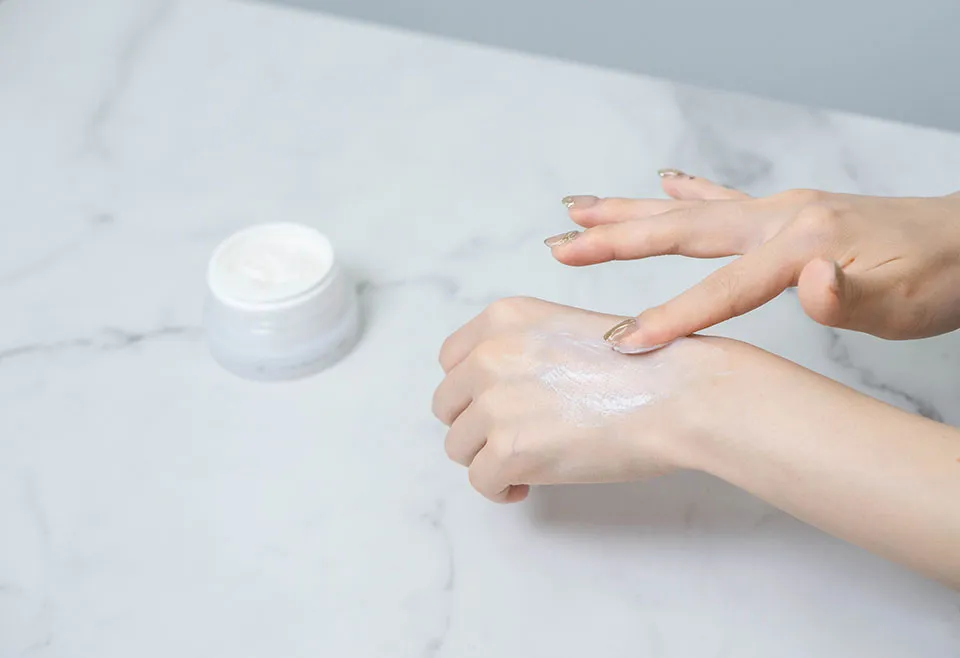 オルビスユー ドットモイスチャーライザーを手に出している画像