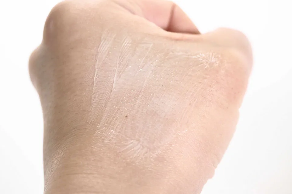 デルメッドホワイトニングスポットクリーム伸ばした写真