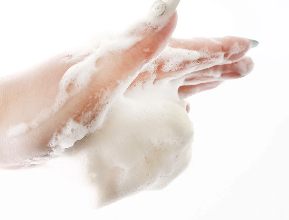 クロハシャンプーの泡を逆さに持っている写真