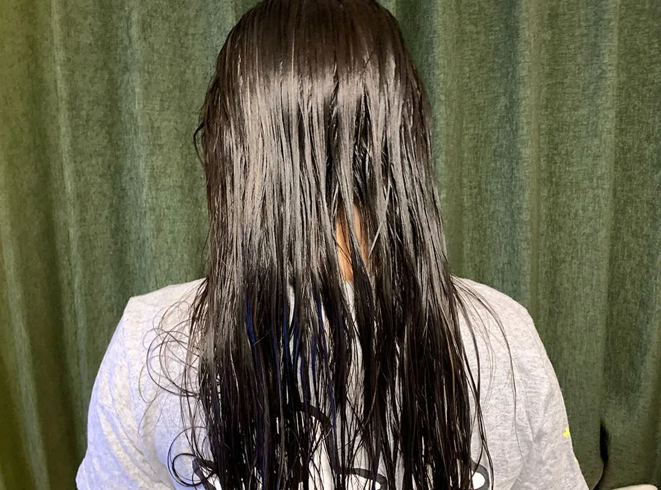 シャンプー後の髪の毛の画像