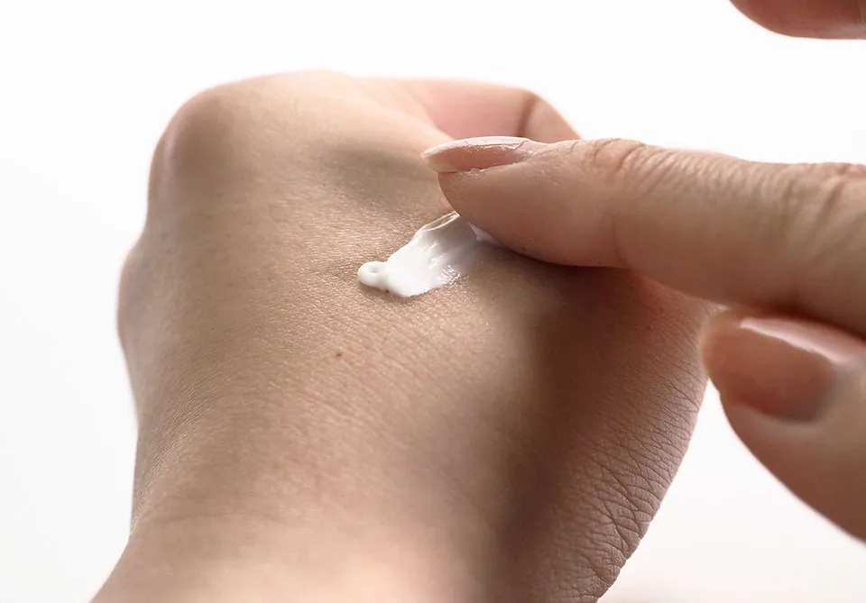 デルメッドホワイトニングスポットクリーム伸ばしてる写真