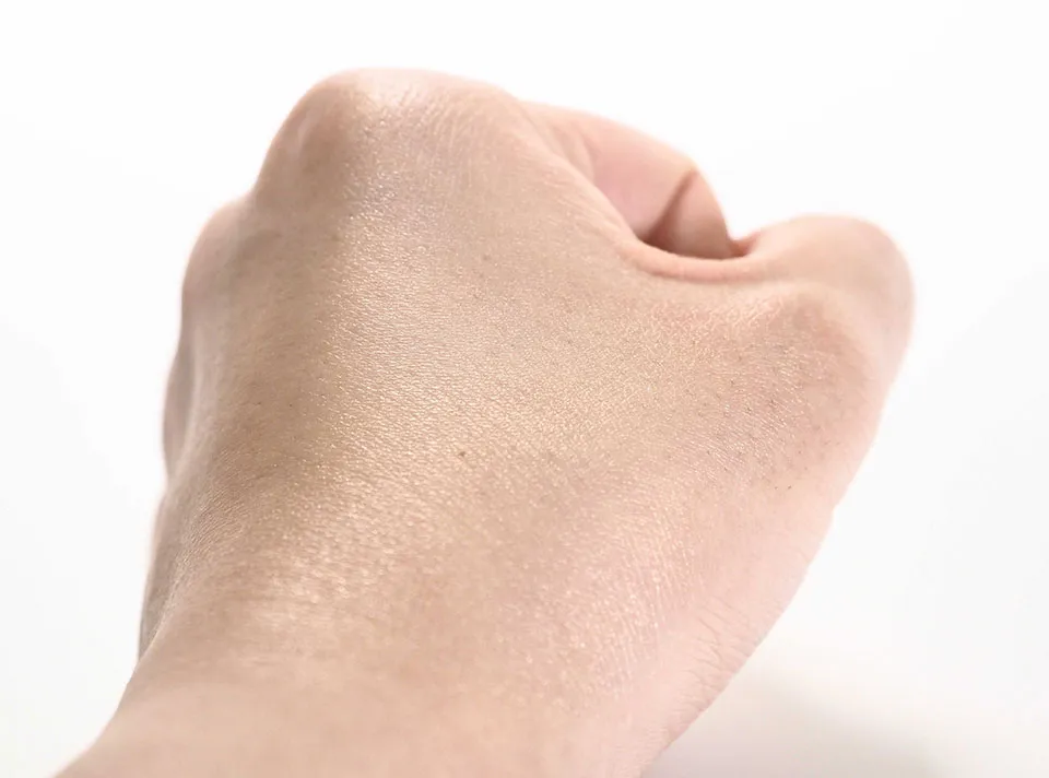 デルメッドホワイトニングスポットクリーム伸ばした