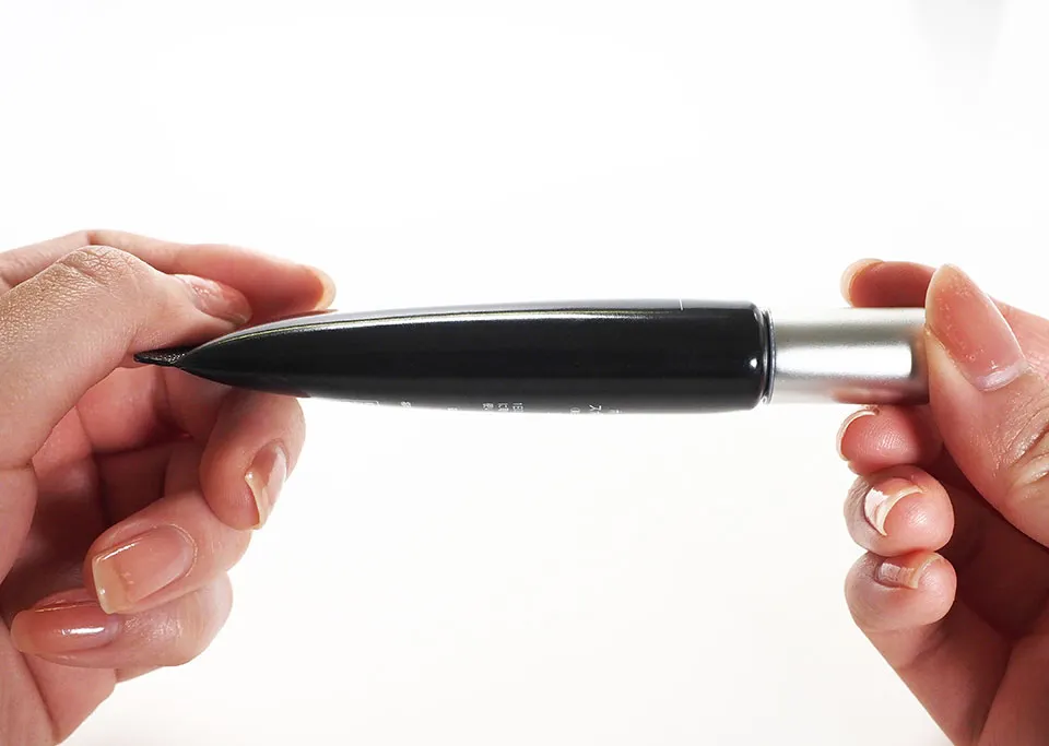 デルメッドホワイトニングスポットクリームのボトル厚み写真