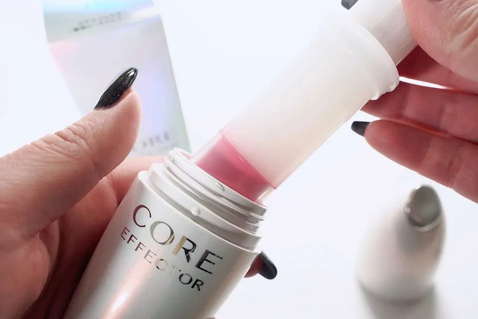 コアエフェクター詰め替えレフィル取り出しているところ