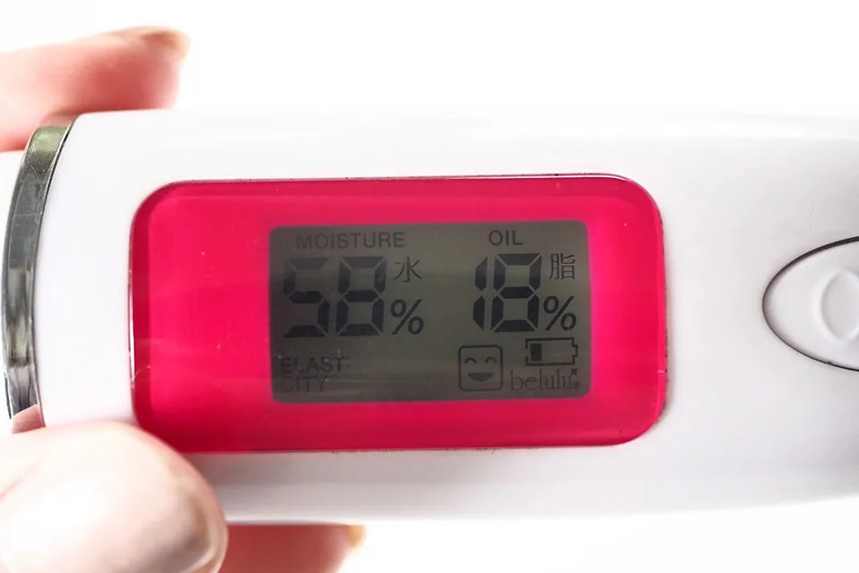 チェルラーブリリオと化粧水を塗ったチェッカー