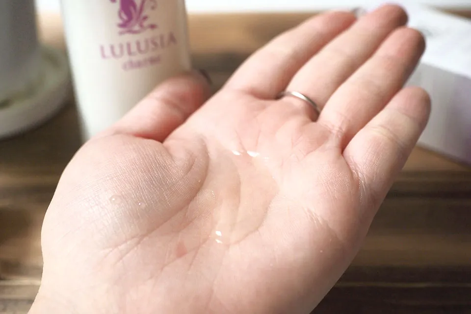 ルルシアシャルムを手に出している写真