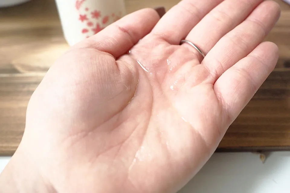 ルルシアルフレを手に出している写真