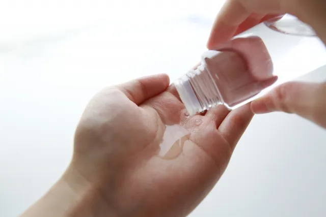 化粧水を手のひらにたっぷり出している写真