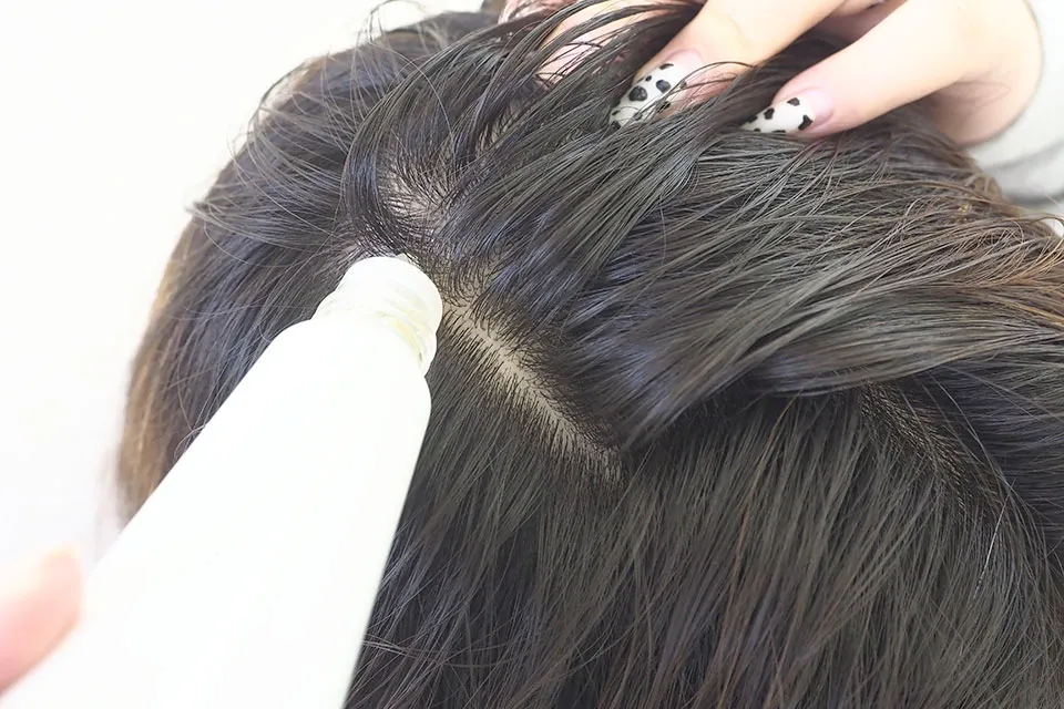 髪をかきわけてCA101を頭皮につけてる写真