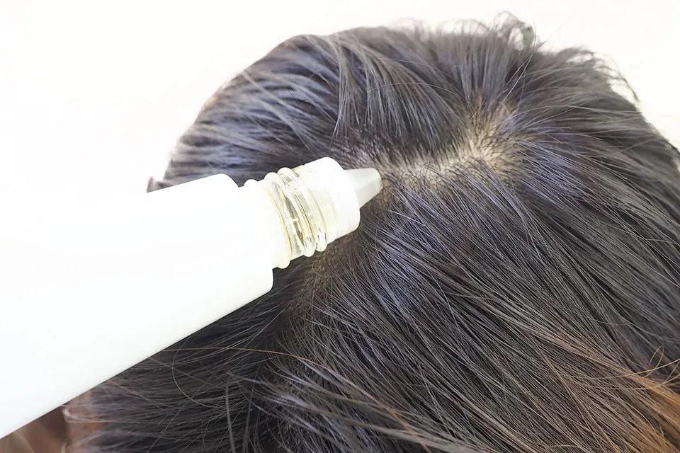 CA101と頭皮に塗布している写真