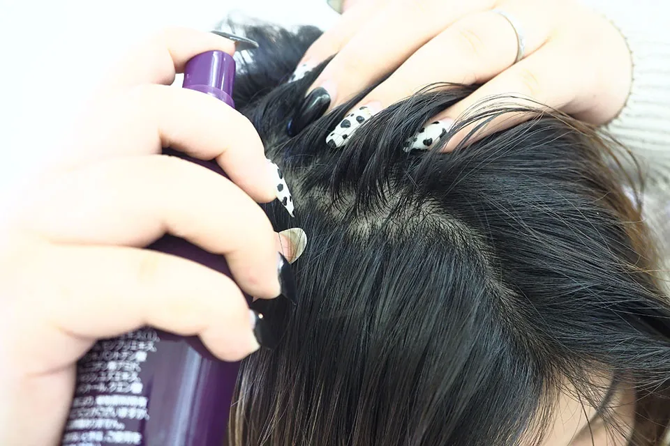 分け目をかえながら花蘭咲を塗布している画像