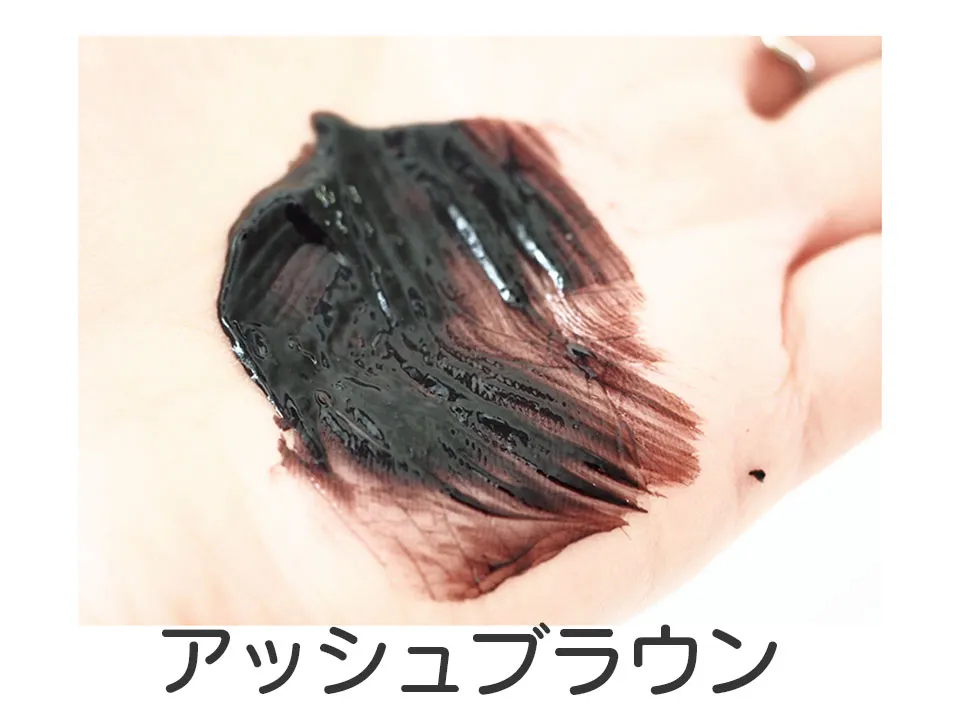 HANAカラーコンディショナーアッシュブラウンを手に出している写真