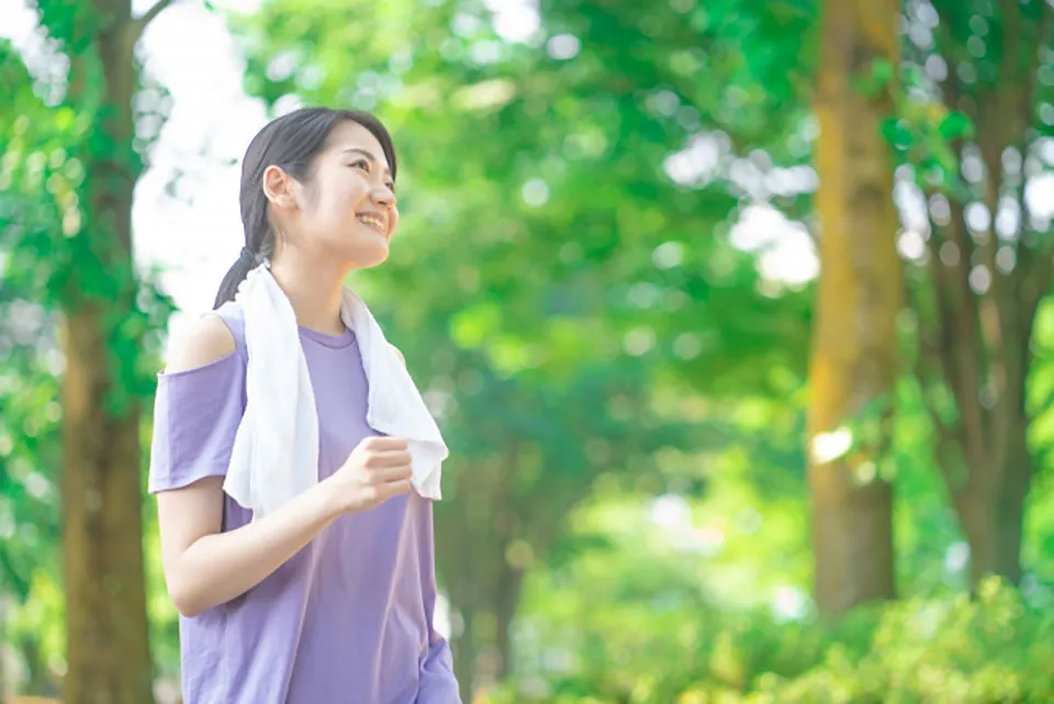 運動する女性写真