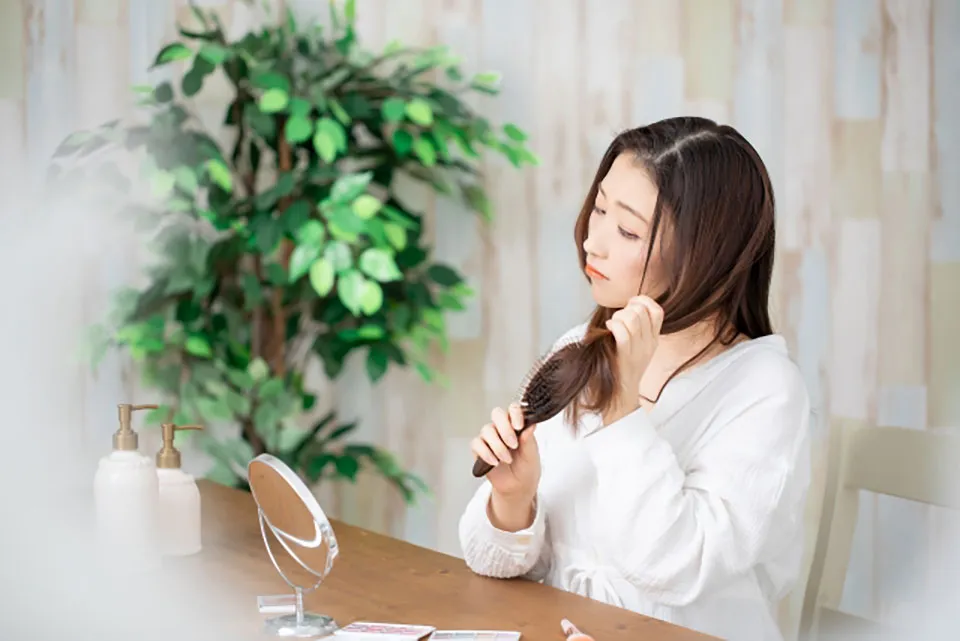 ヘアケアに悩む女性写真