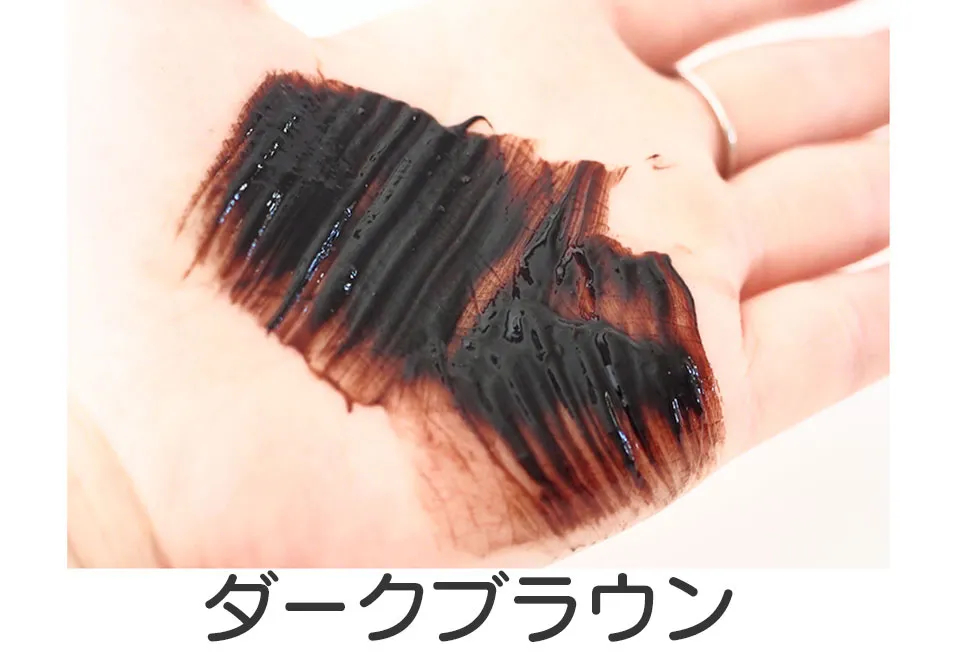 HANAカラーコンディショナーダークブラウンを手に出している写真