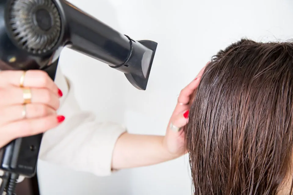 ドライヤーで乾かしている写真
