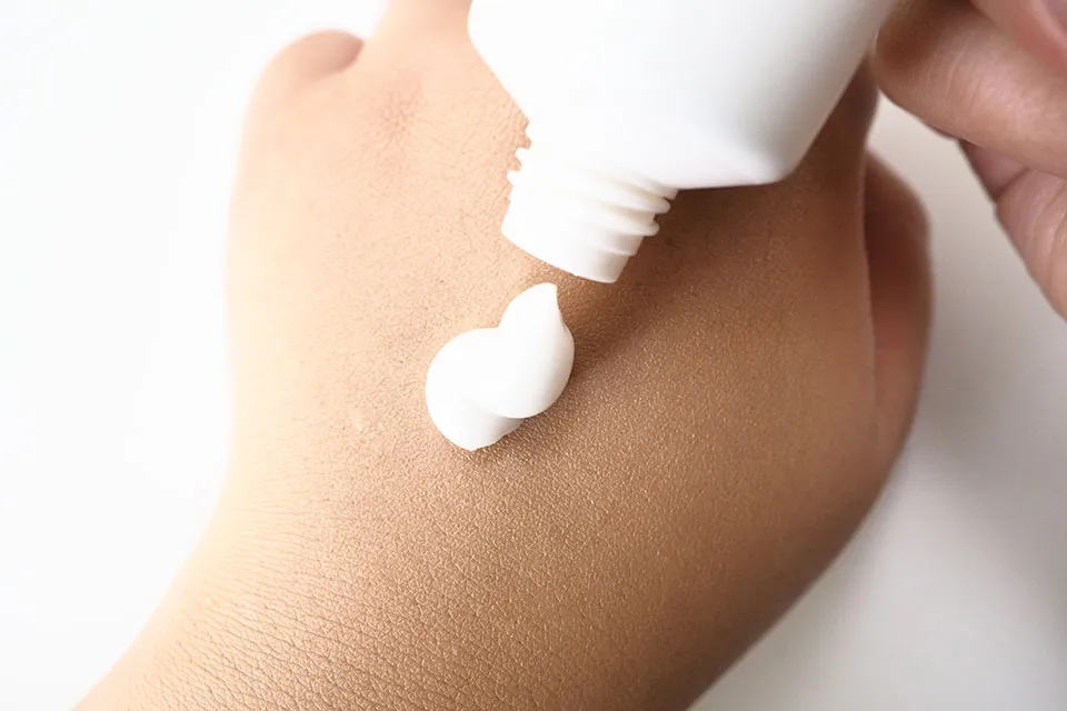 イニクスファンデーションをクレンジングで落としている画像