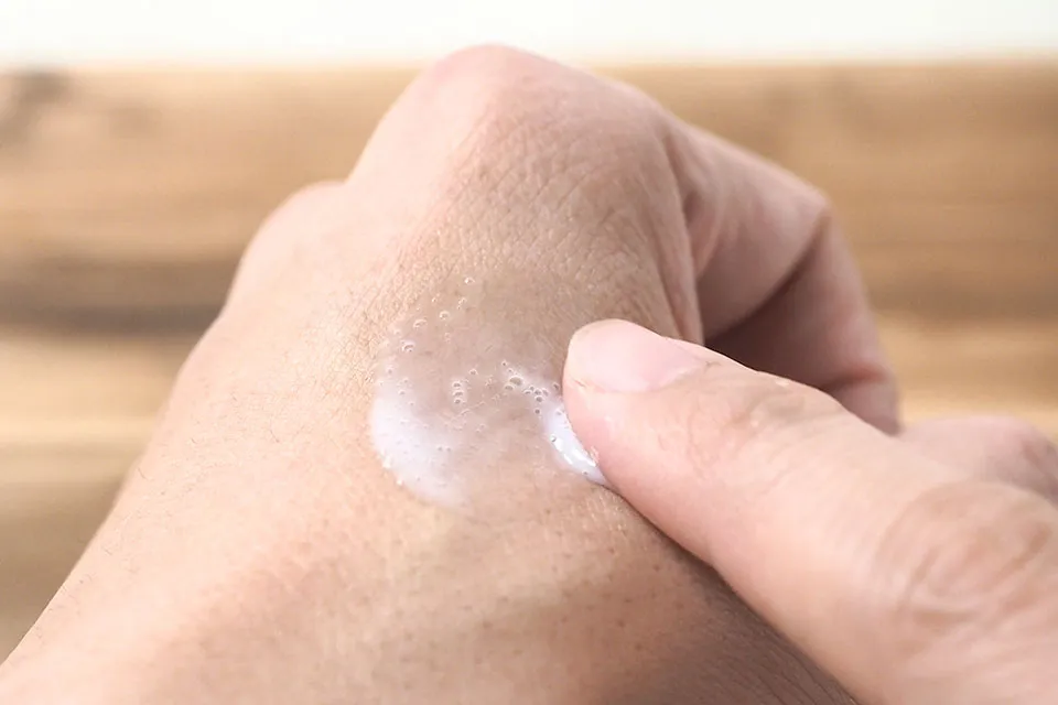 リエイジングエッセンスを手の甲に伸ばした画像