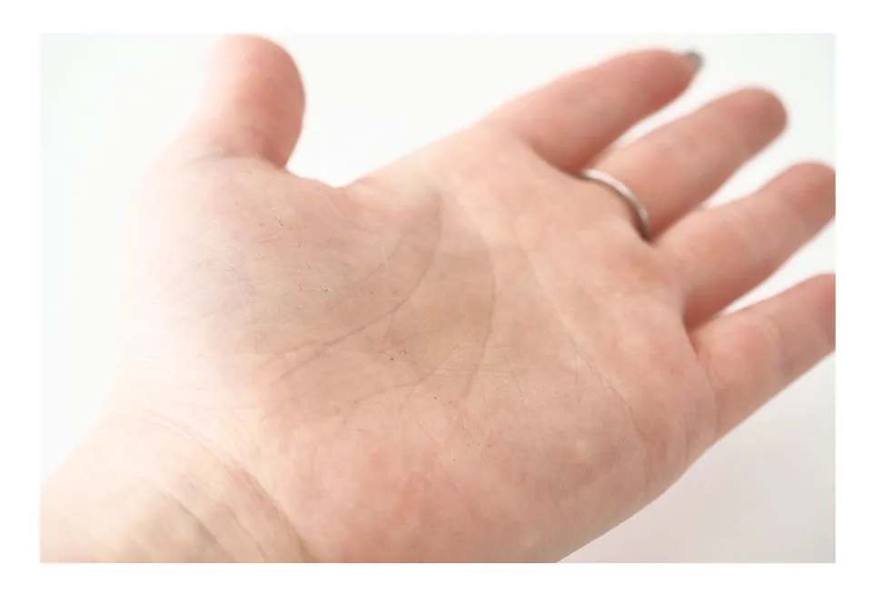 hanaカラーコンディショナーを手に付けて洗い流した色残り写真