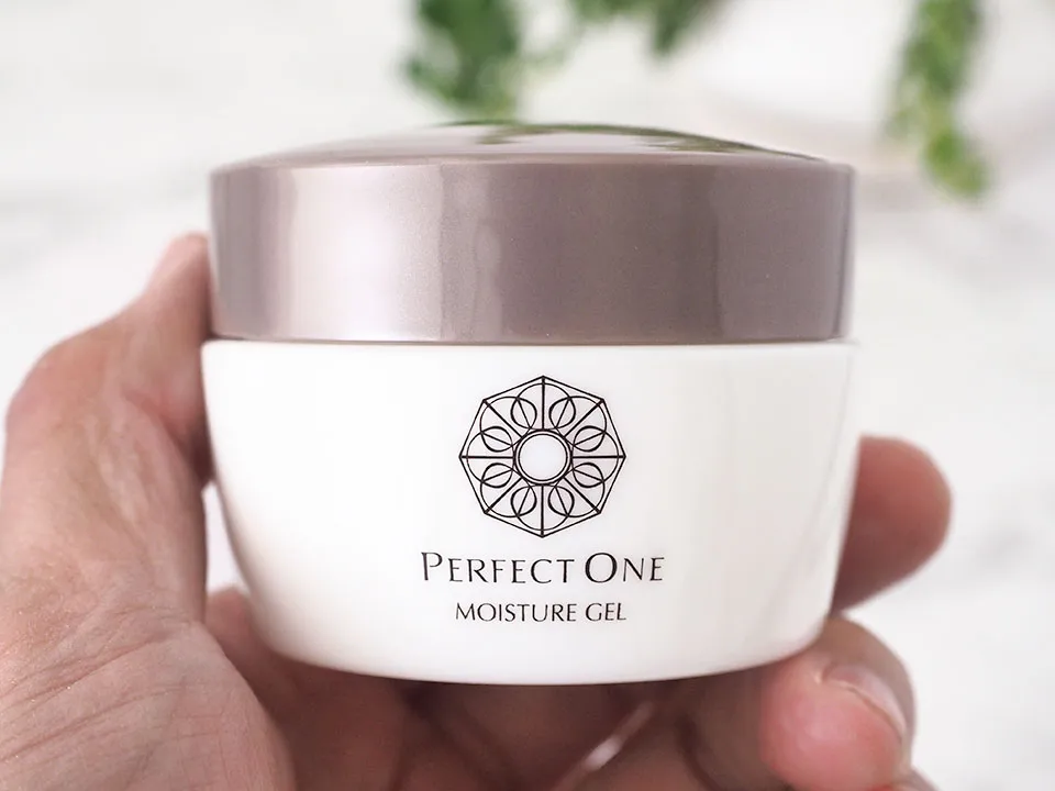 モイスチャージェルを手にとった様子