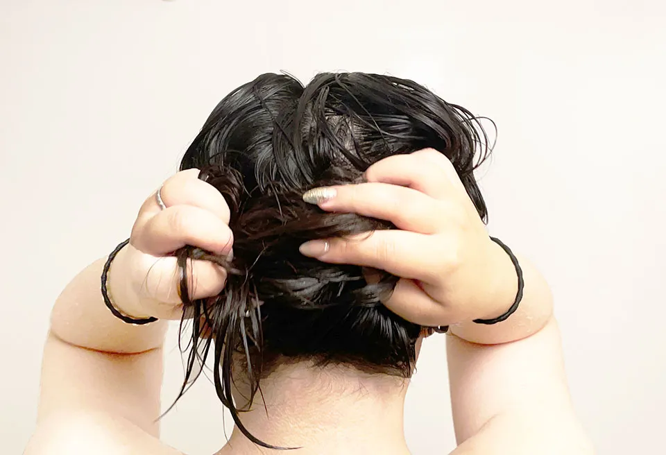 クレムドアンを毛先までなじませている写真