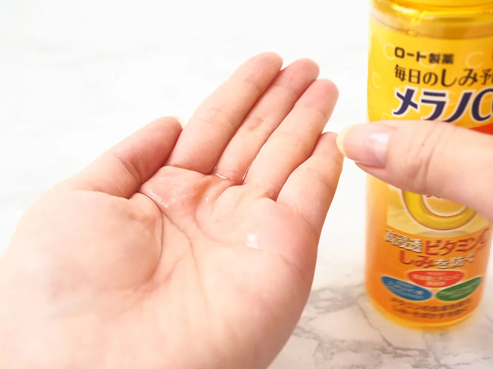 メラノCCを手のひらに出している写真