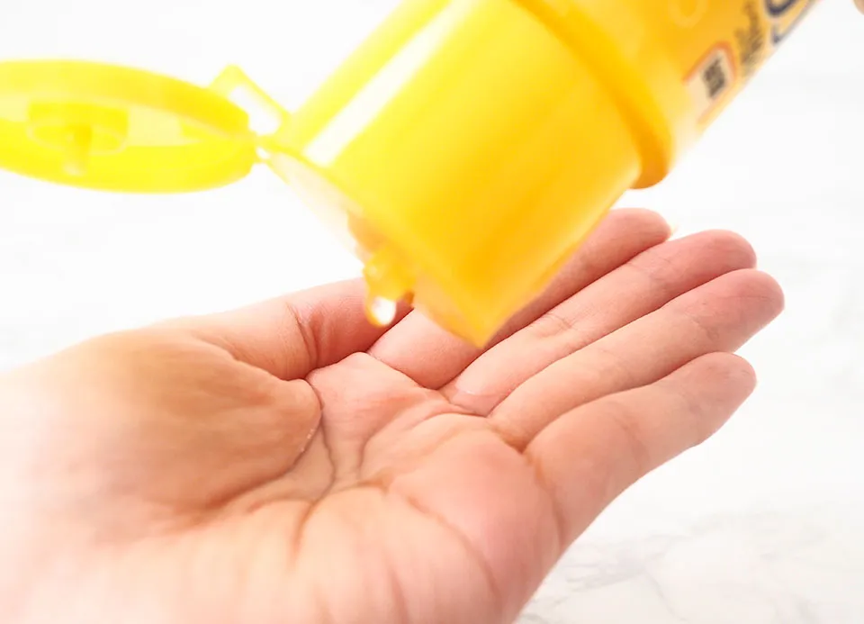 メラノCC化粧水を手のひらに出してみた写真