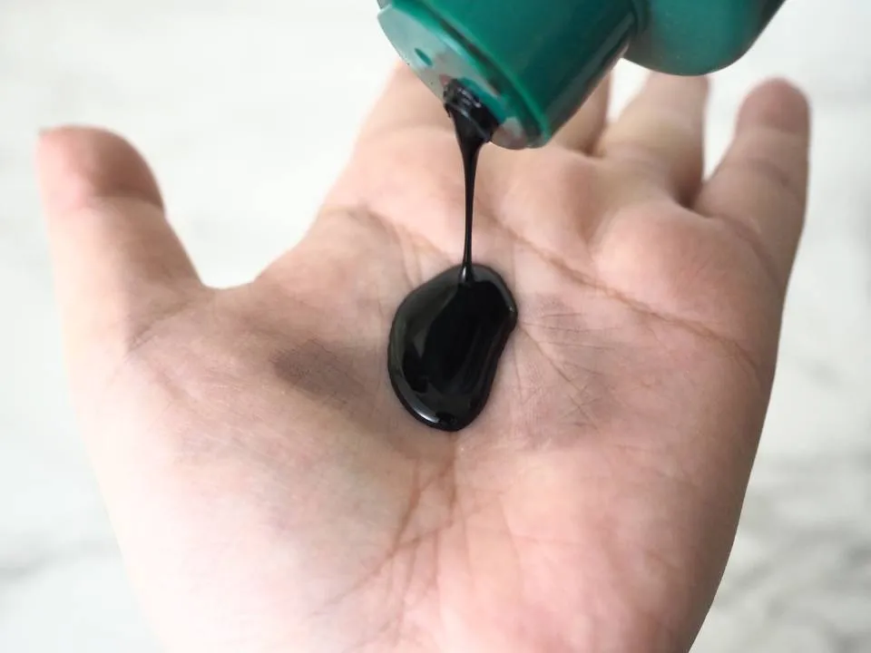 白髪染めシャンプーを手に出している画像