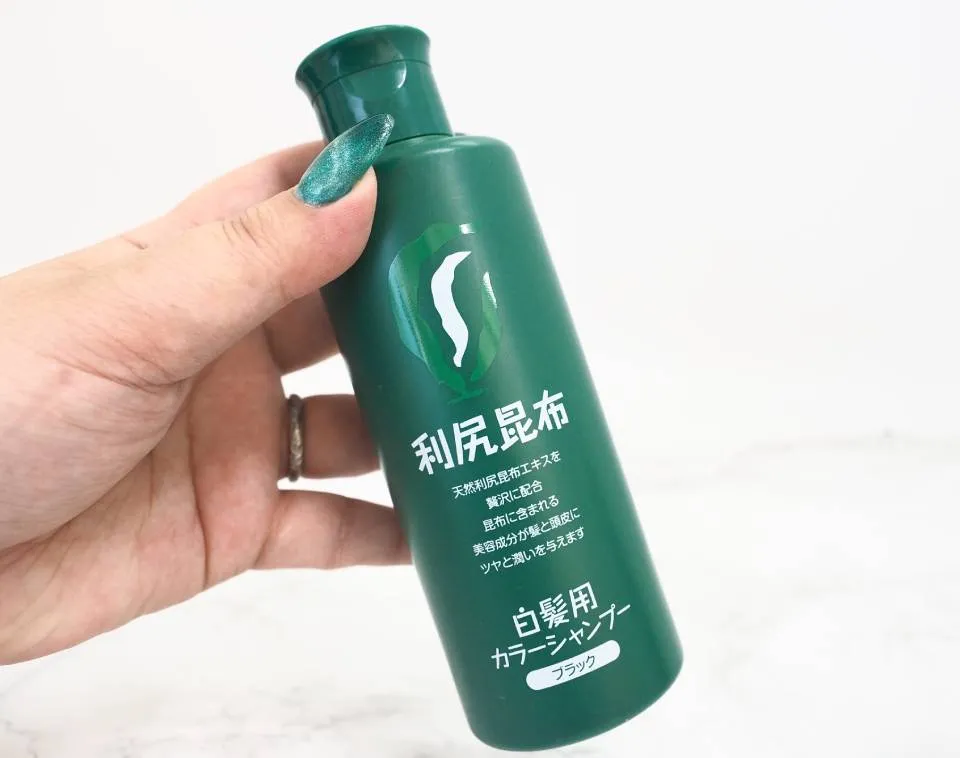 利尻カラーシャンプーを手に持っている写真