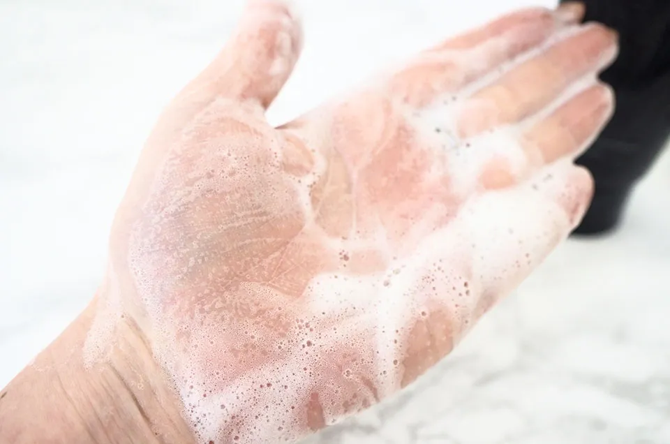 デイラルカラーを手に出して洗っている画像