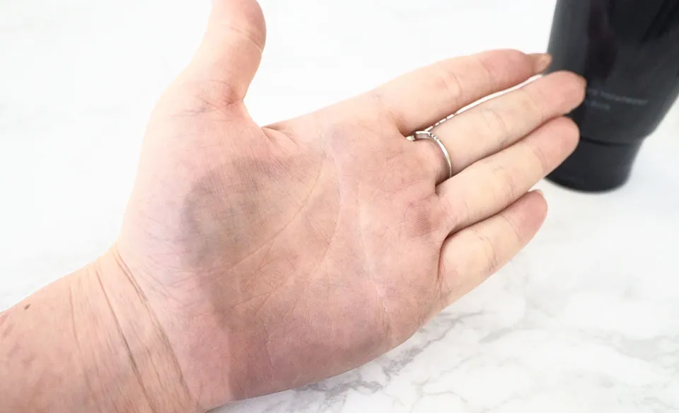 デイラルカラーを手に出して水で流した画像