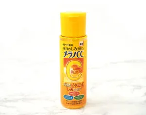 メラノCCの美白化粧水の口コミと成分を専門家が調査。ニキビ跡や毛穴への効果も期待できる！？ アイキャッチ画像
