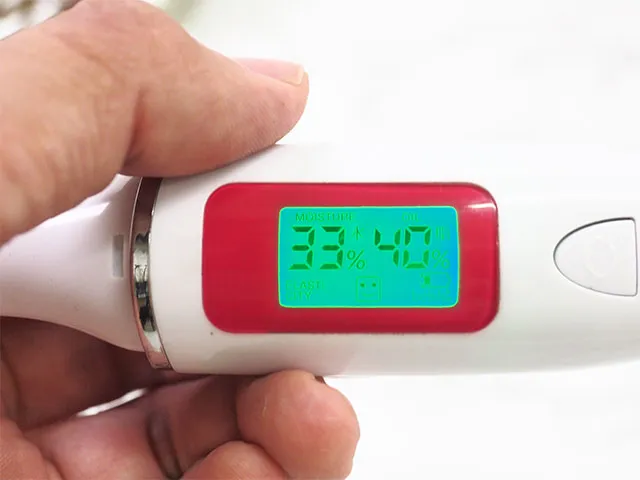 肌質チェッカーの結果：水分３３％、油分40%