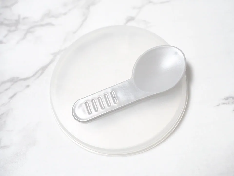 清浄した内蓋とスパチュラ