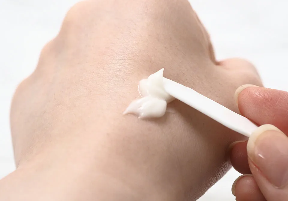 オールインワンを手に取る写真"