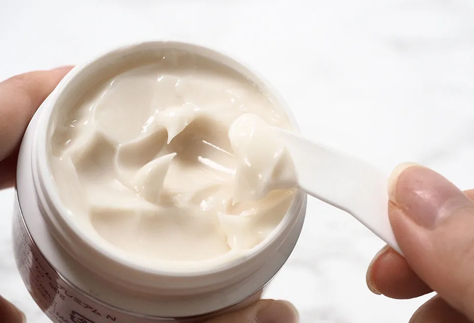 トリニティーラインクリーム掬う写真