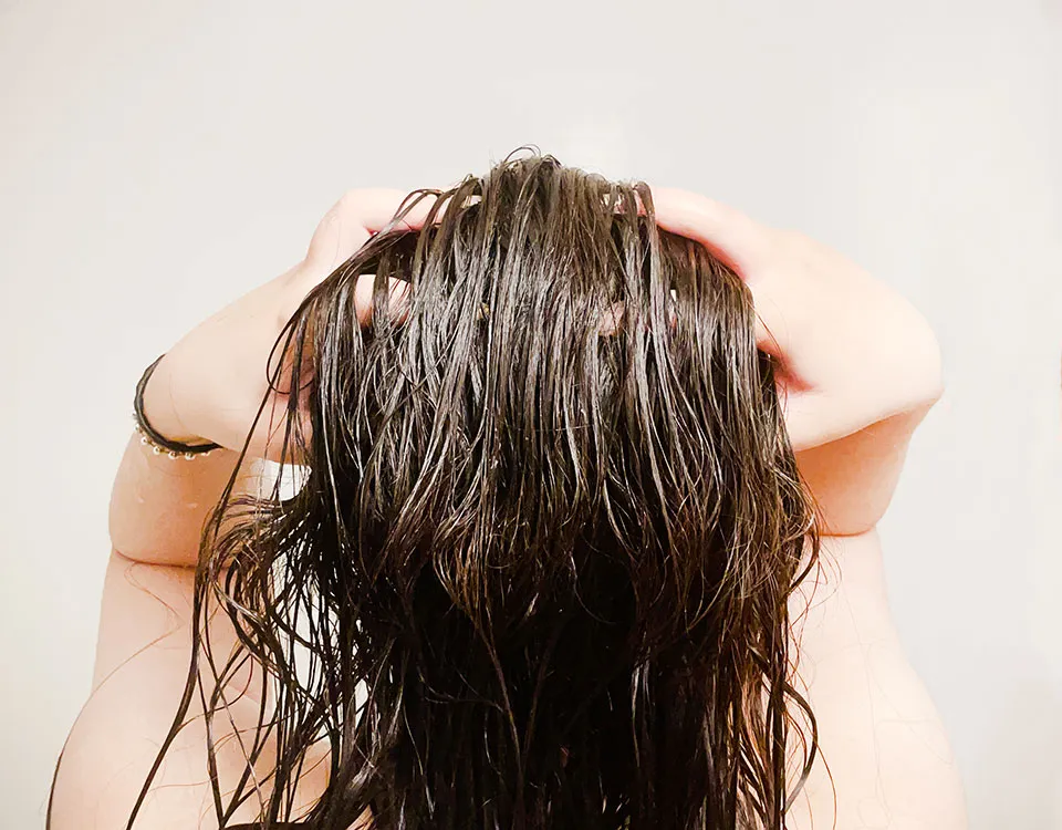 クリームシャンプーを使っている写真