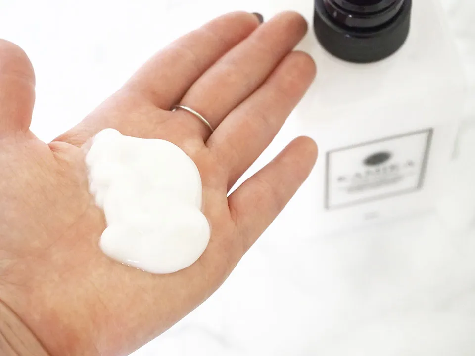 KAMIKAシャンプーを手に出している画像